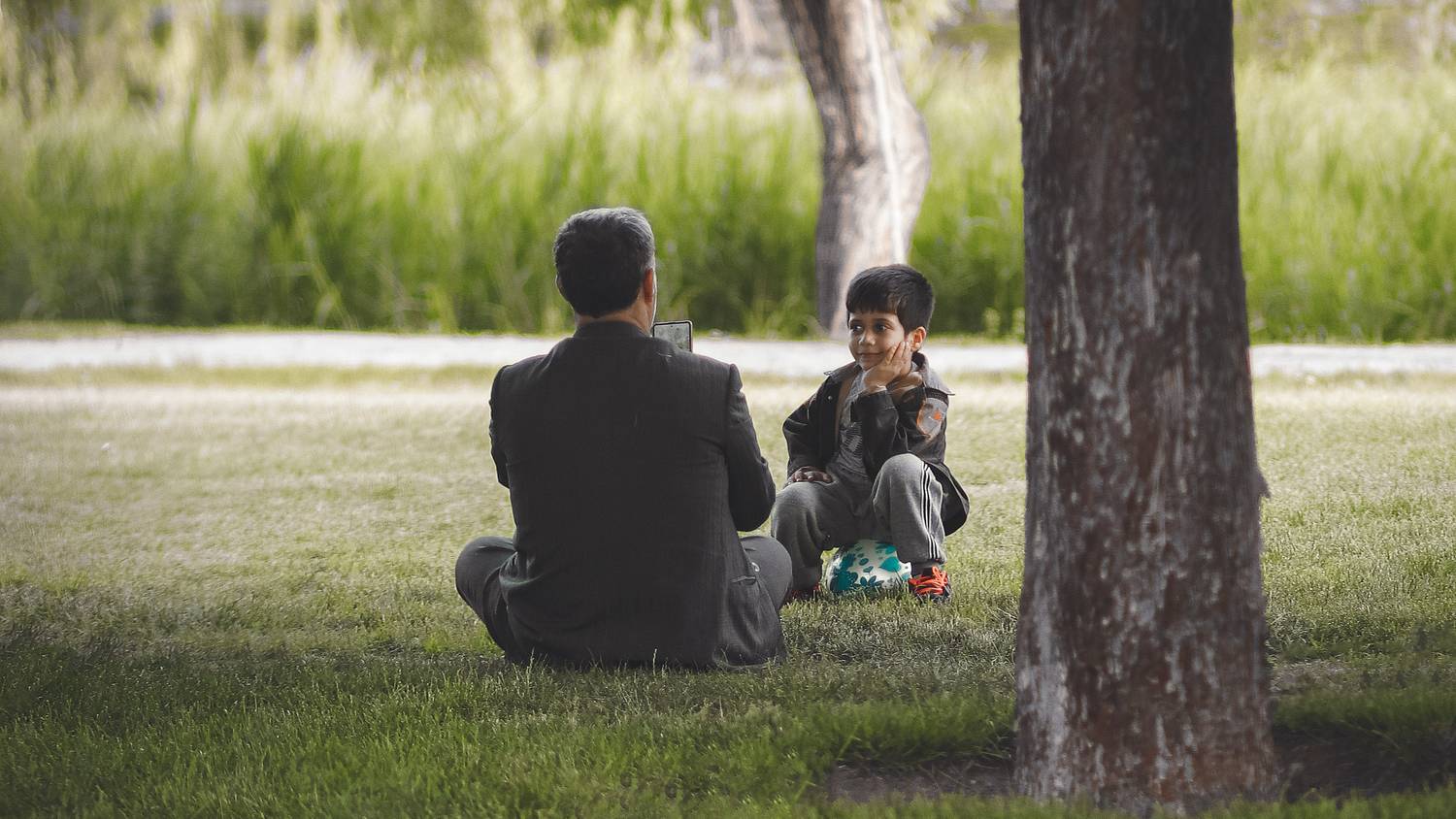 Parents discussing child custody options in a calm setting