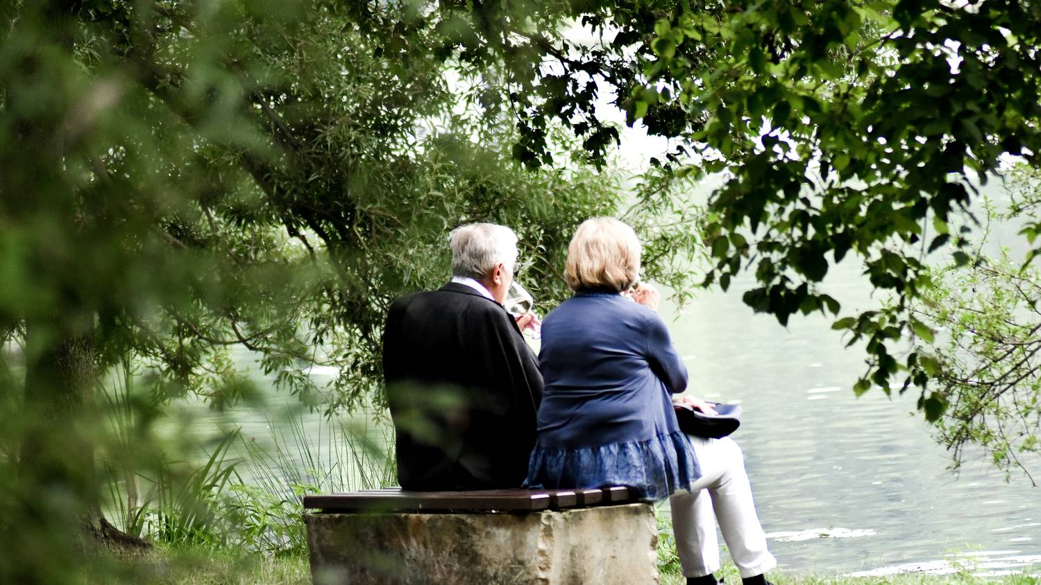 Couple discussing retirement portfolio during divorce